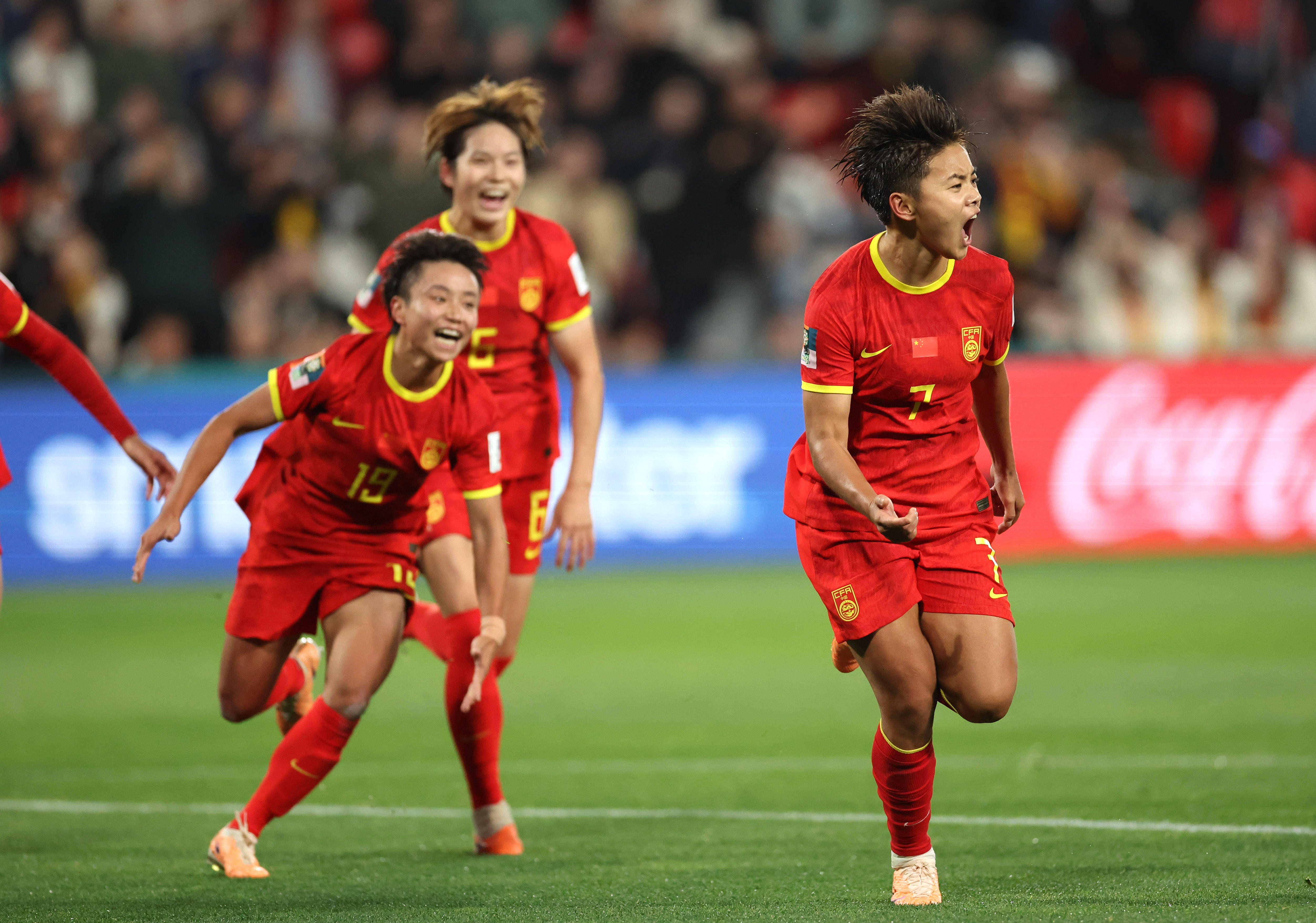 女足争霸赛中，球员拼尽全力